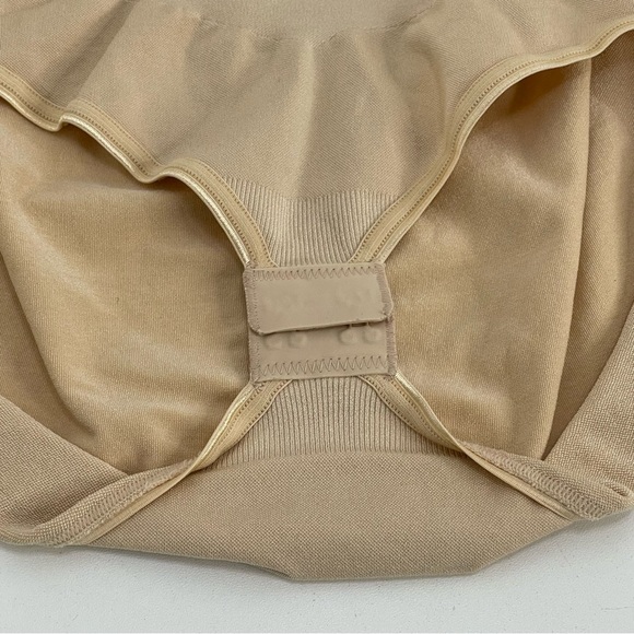 Assets by Spanx Brief Bodysuit Open Bust - Picture 4 of 5